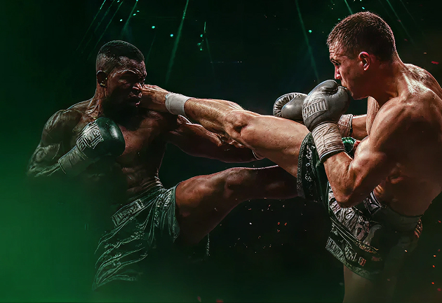 Twee vechters in een kickbokswedstrijd