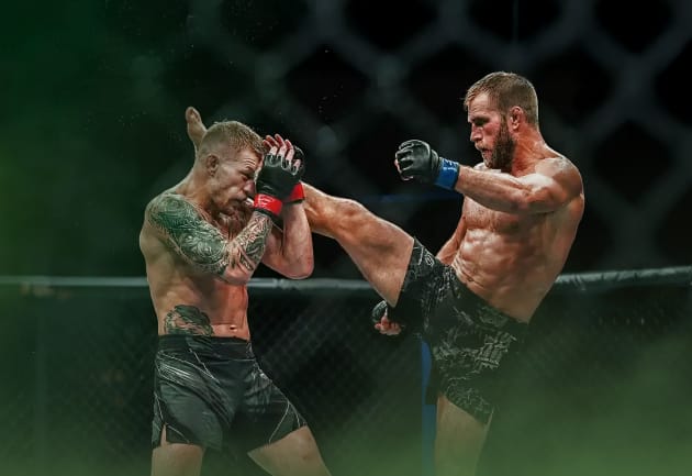 Twee MMA vechters in actie tijdens een PFL wedstrijd