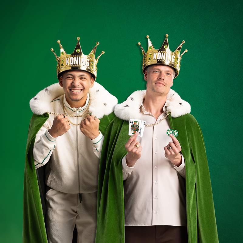 Twee Koningen TOTO met kroon en groene mantel. De Koning TOTO links juicht en rechts heeft speelkaarten en chips in zijn handen