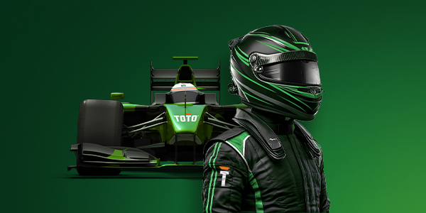 Formule 1-coureur in zwart-groene raceoutfit met TOTO-auto op de achtergrond