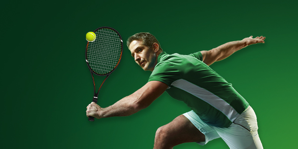 Tennisser in groene outfit in actie met racket en bal tegen groene achtergrond