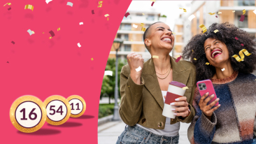 Twee blije vrouwen met telefoon en koffiebeker, Winnitt loterij nummers