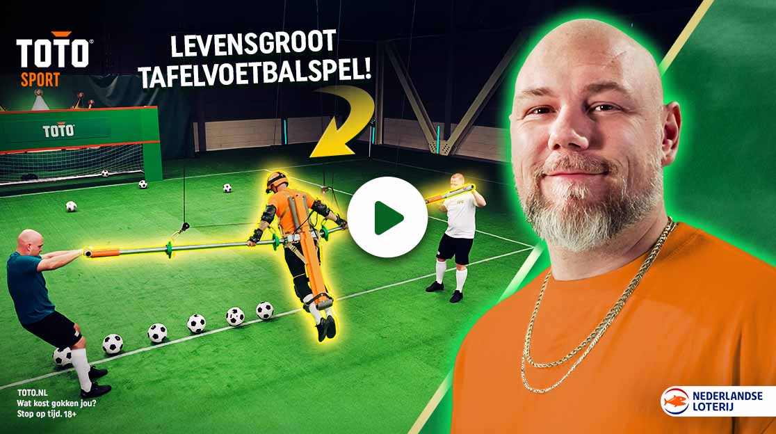 Levensgroot tafelvoetbalspel met spelers op groen veld voor TOTO