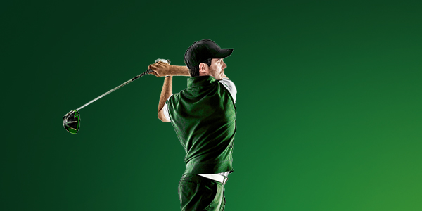 Golfer in actie na het slaan van een bal op groene achtergrond