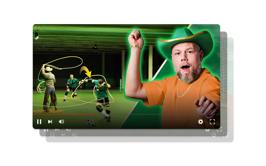 Actiefoto van een voetbalspel met een opvallende cowboy met lasso en spelers in groene shirts, met in de voorgrond de presentator van TOTO WedStrijd