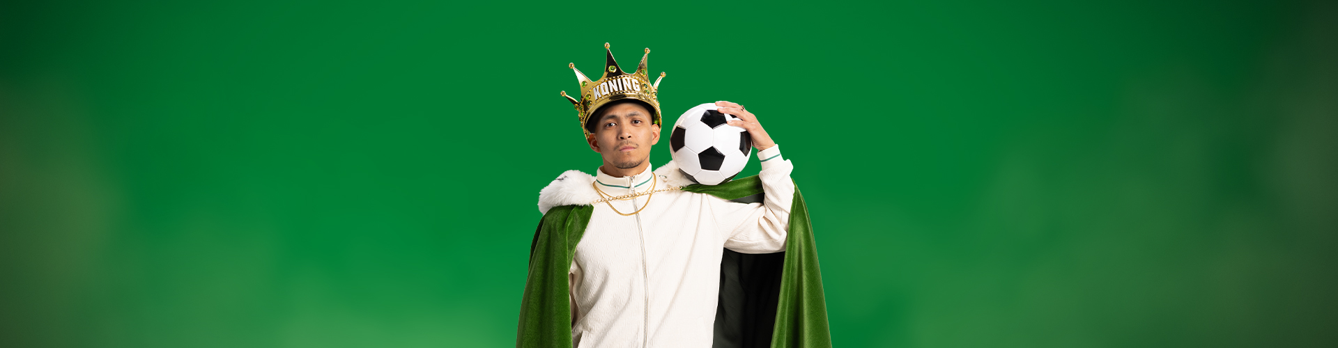 Koning TOTO met kroon en voetbal over de schouder in TOTO stijl