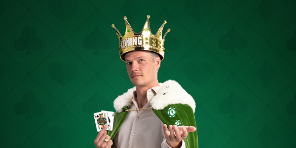 Koning TOTO met een kroon en een groene cape, houdt speelkaarten en chips vast.