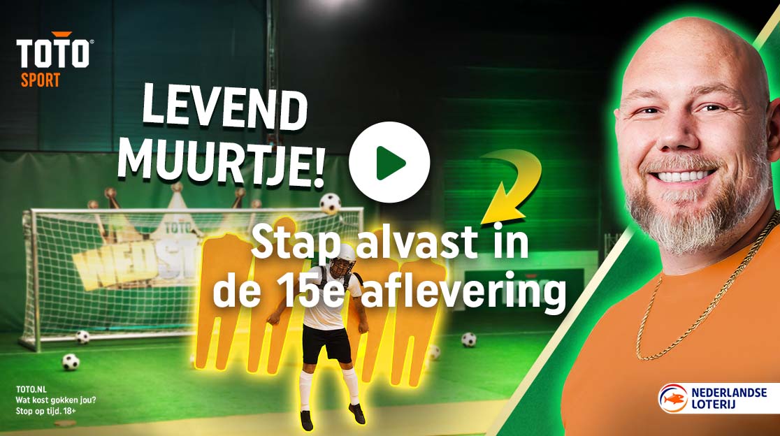 Levend muurtje op voetbalveld met TOTO Sport branding
