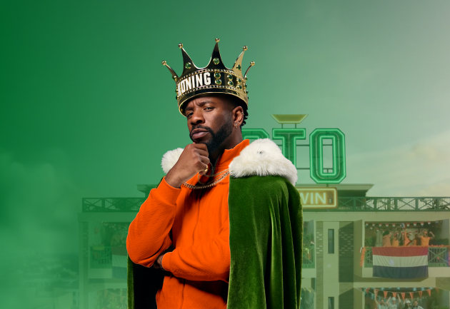 Man met gouden kroon en groene mantel voor TOTO logo